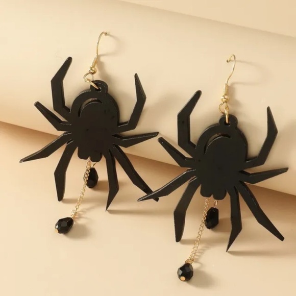 Large acrylic black spider with prey Halloween hook earrings - Picture 1 of 2